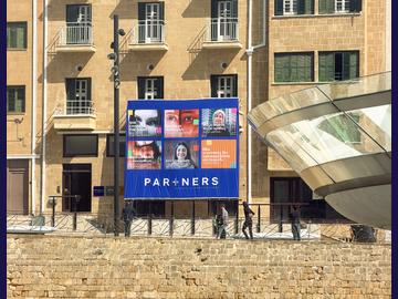 Μια γιγαντιαία αφίσα στο κέντρο της πρωτεύουσας για τις γυναίκες που δεν ζητούν χώρο, τον δημιουργούν